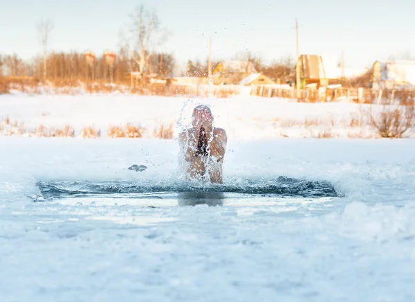 Tradizionale russo ricreazione invernale nuoto nel buco del ghiaccio — Foto Stock