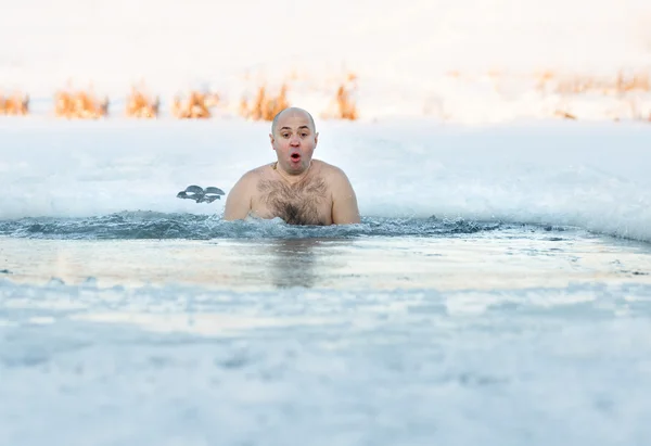 Winterbaden. Mann in ein Eisloch — Stockfoto