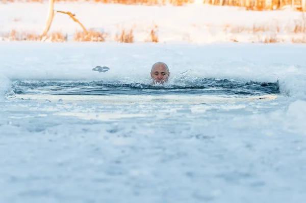Winter zwemmen. Man die een ijs-hole — Stockfoto