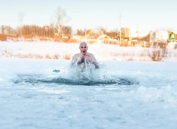 Человек плавает холодной водой — стоковое фото