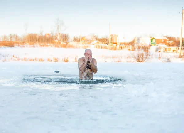 Winter recreatie - zwemmen in ijs-gat — Stockfoto