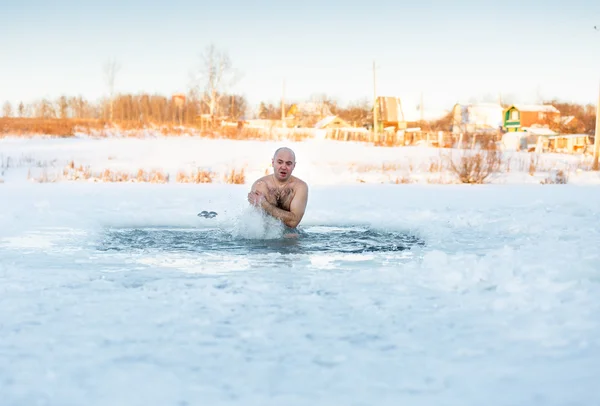 Man swimming in cold water — Stock Photo, Image