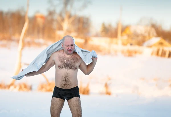 Mann wischt Handtuch nach Schwimmen in der Kälte — Stockfoto