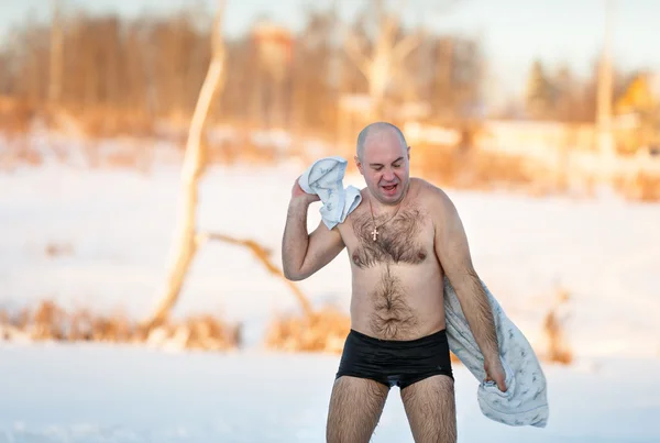 Mann wischt Handtuch nach Schwimmen in der Kälte — Stockfoto