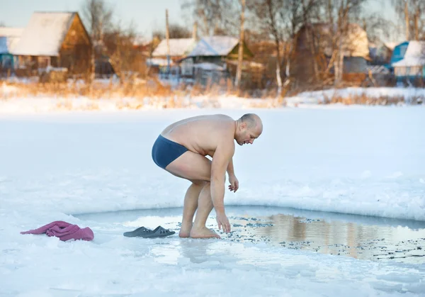 Erwachsener Mann schwimmt kaltes Wasser — Stockfoto
