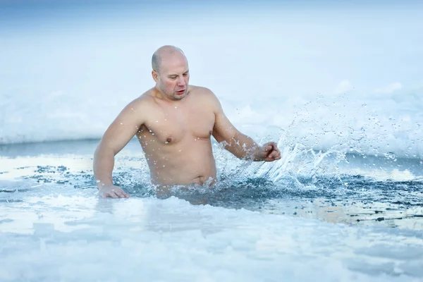 Adult man swimming  icy winter water — Stock Photo, Image