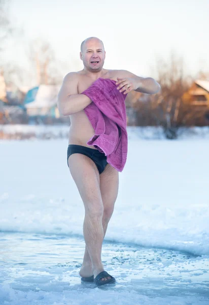 Человек вытирает полотенце после купания в холодную зиму — стоковое фото