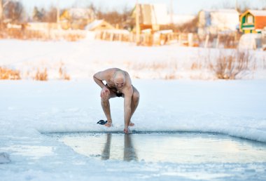 Kış-yüzücü buz delikli Gölü