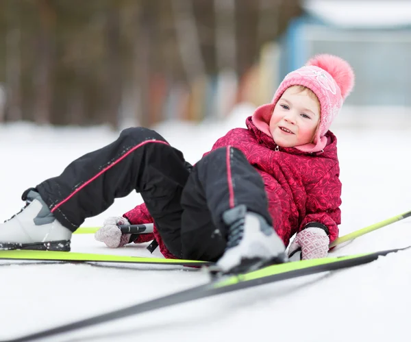 Ребенок занимается катанием на лыжах зимой — стоковое фото