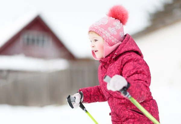 Anak terlibat pada ski di musim dingin — Stok Foto