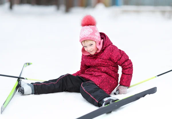 Anak terlibat dalam ski di musim dingin — Stok Foto