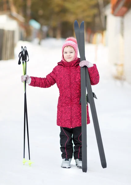 Kind mit Skifahren in den Winter — Stockfoto