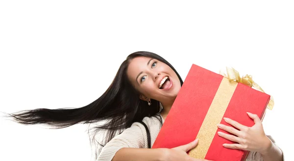 Atractiva chica en movimiento sosteniendo caja roja con regalo . — Foto de Stock