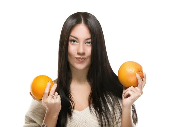 Frau hält Orange und Grapefruit in der Hand — Stockfoto