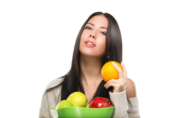 Aantrekkelijke brunette vrouw met schaal met fruit op witte achtergrond — Stockfoto