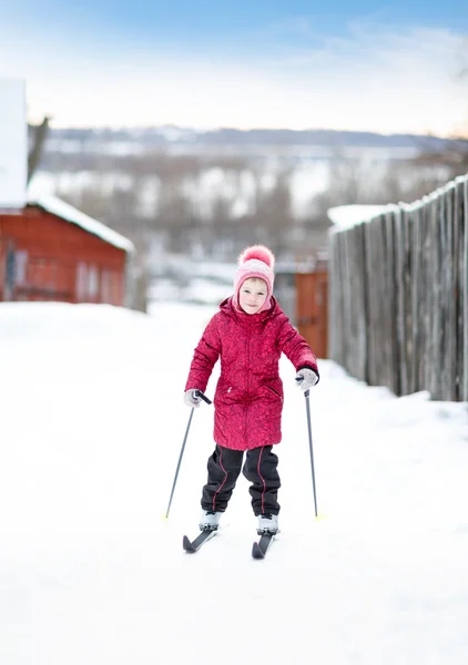 Gyermek részt vesz a téli síelés — Stock Fotó