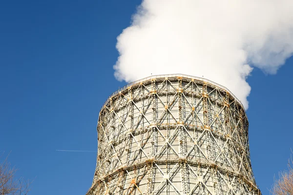 Vista de día de la central eléctrica, humo de la chimenea —  Fotos de Stock