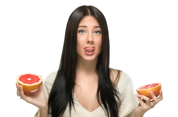 Frau hält Orange und Grapefruit in der Hand — Stockfoto