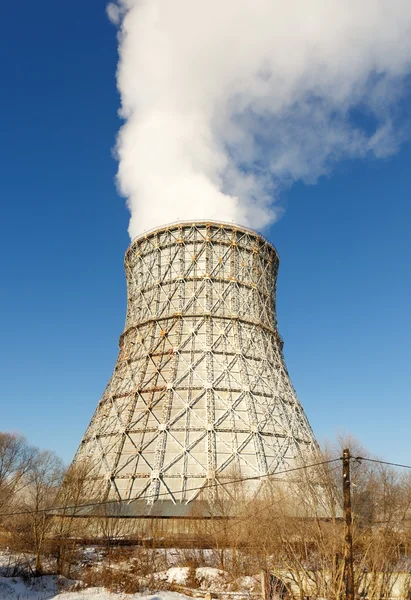 Vista de día de la central eléctrica, humo de la chimenea — Foto de Stock
