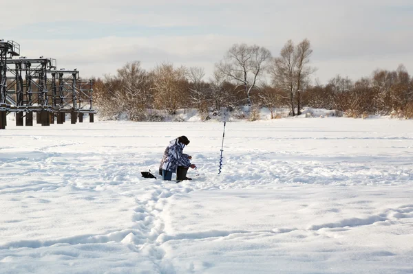 Kış göl kenarında balıkçı — Stok fotoğraf