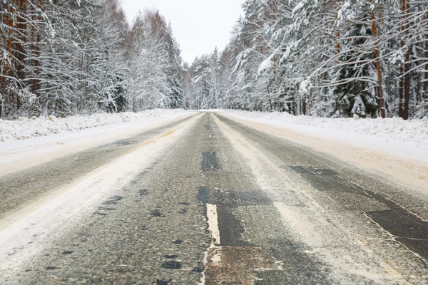 Strada invernale nella foresta innevata — Foto Stock