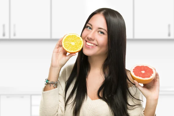 Улыбающаяся девушка с грейпфрутом — стоковое фото