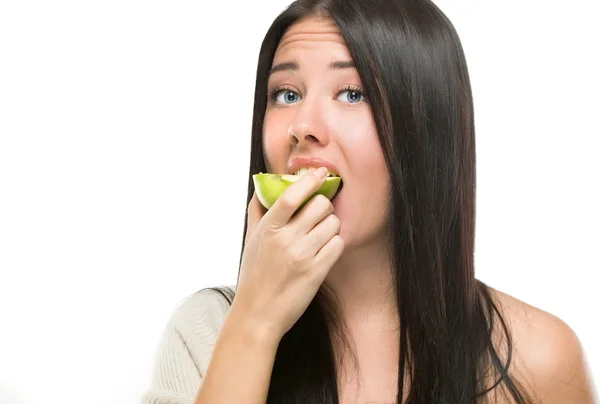 Frau beißt in frischen grünen Apfel — Stockfoto