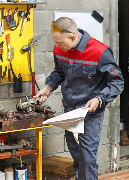 Mechanik na pracovišti. — Stock fotografie