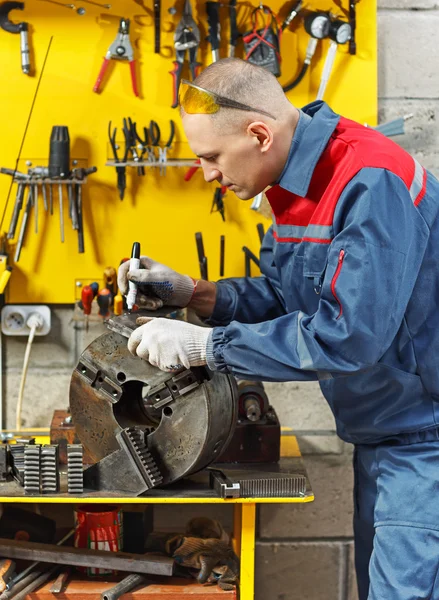 Mechanic in  workplace makes repairs — Stock Photo, Image