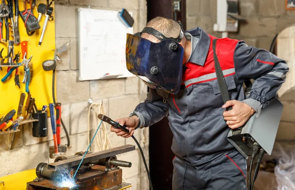 Welder worker in protective mask welding metal — Stock Photo, Image