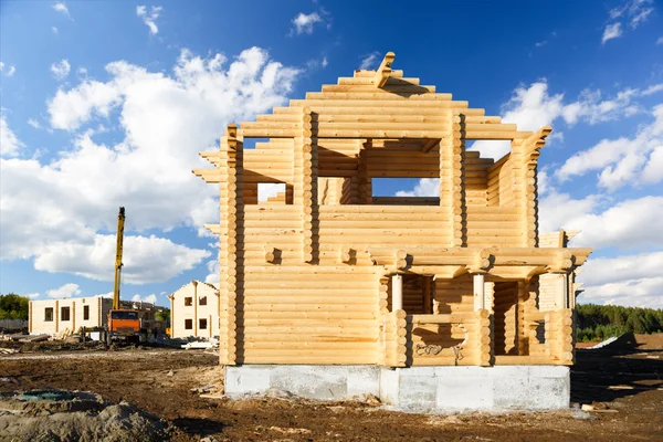 Landhaus aus Holz mit Rasen — Stockfoto