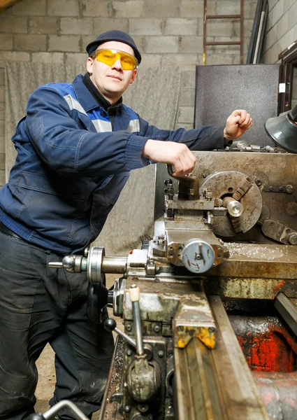 Dreher arbeitet für Drehmaschine — Stockfoto