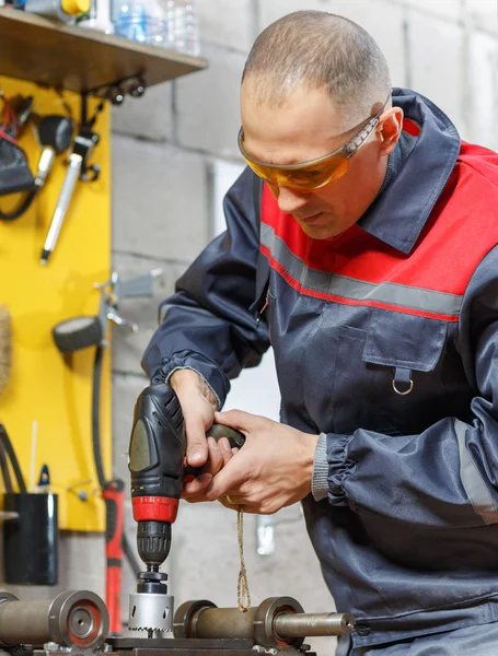 Man met schroevendraaier. — Stockfoto