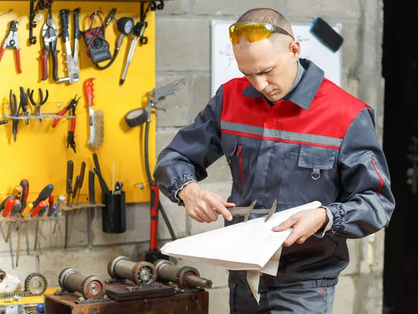 Mechanik pracovník studovat jeho instrukce — Stock fotografie