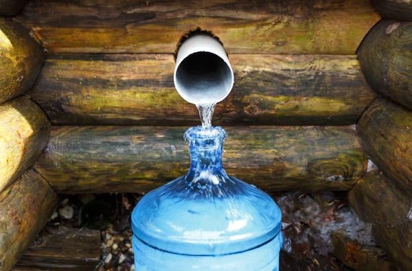 Zdroj láhev vody na jaře — Stock fotografie