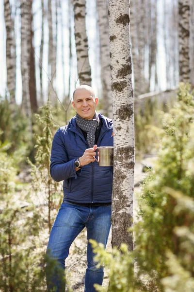 Homem na floresta coletando seiva de vidoeiro à capacidade — Fotografia de Stock