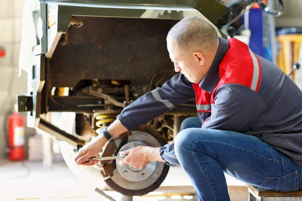 Mechanic changing wheel — Stock Photo, Image