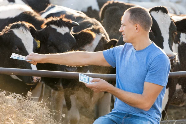 Concepto Agricultor alimenta animales Dinero —  Fotos de Stock