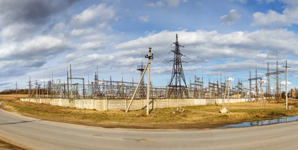 Postes de electricidade e central eléctrica — Fotografia de Stock