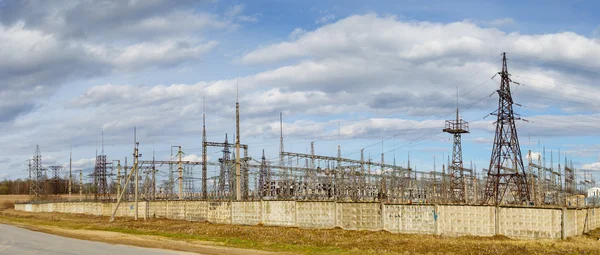 Electricity pylons and power plant — Stock Photo, Image