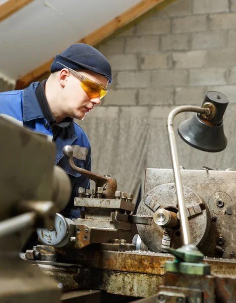 Dreher arbeitet für Drehmaschine — Stockfoto