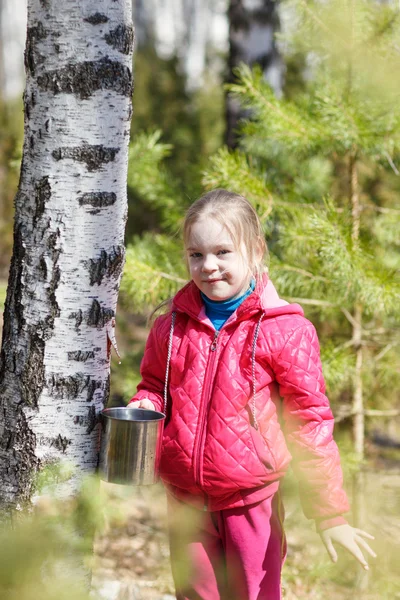 Menina coleta seiva de bétula na floresta — Fotografia de Stock