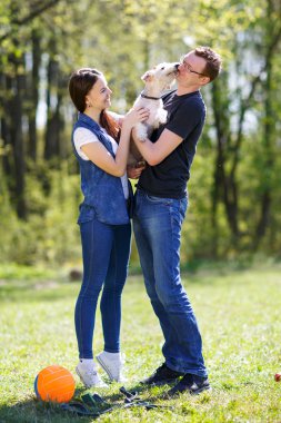 Mutlu genç çift ve köpek