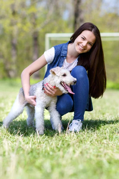 Retrato de bela jovem com seus cães — Fotografia de Stock