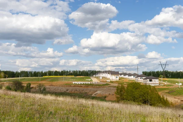 Grupp av hus på landsbygden. Solig sommardag — Stockfoto