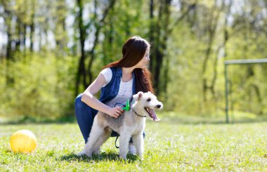 güzel genç kız onun köpekleri ile portresi
