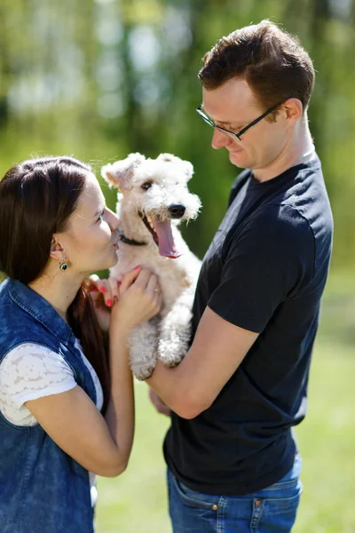 Feliz joven pareja y perro — Foto de Stock