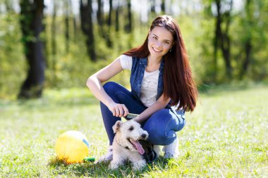 güzel genç kız onun köpekleri ile portresi