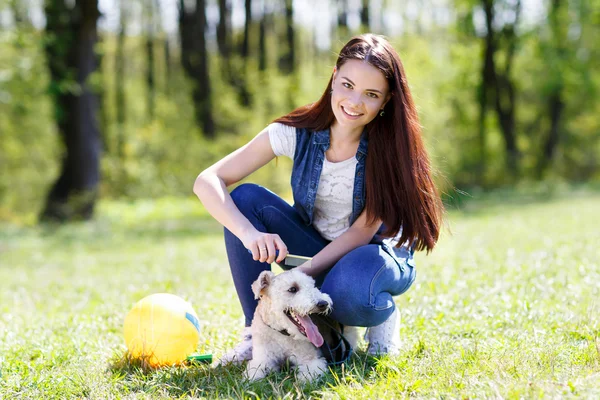 Retrato de bela jovem com seus cães — Fotografia de Stock