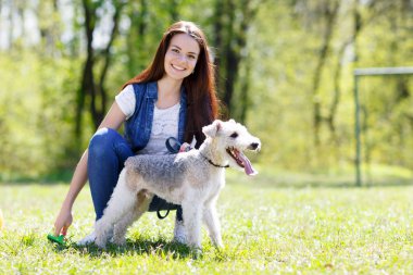 güzel genç kız onun köpekleri ile portresi